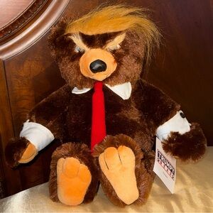 Trumpy Bear 2020 with hide-away American Flag cape NWT